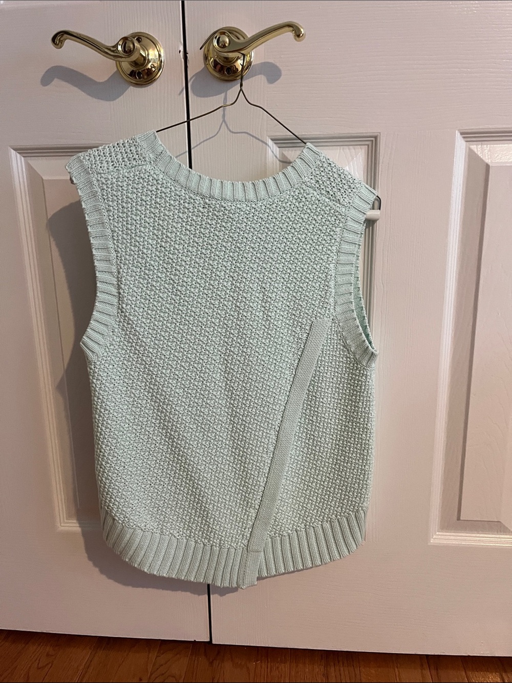 Light green knit sweater vest with textured weave - Picture 2 of 3